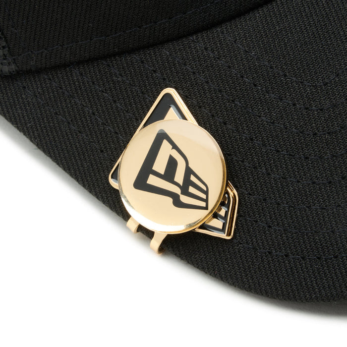 Pin Gold metálico New Era Flag