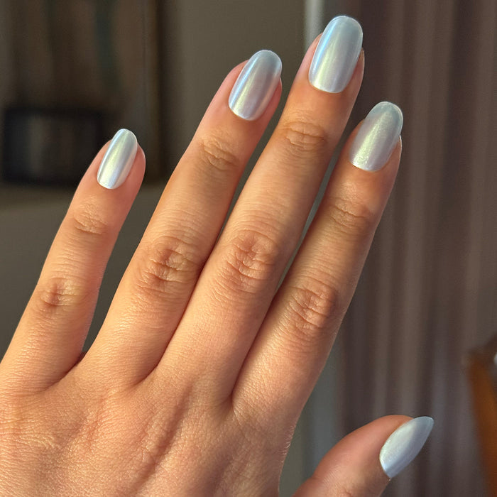 Sky Chrome - Press-On | Short | Round nails with iridescent pale blue chrome finish for an easy at-home mani