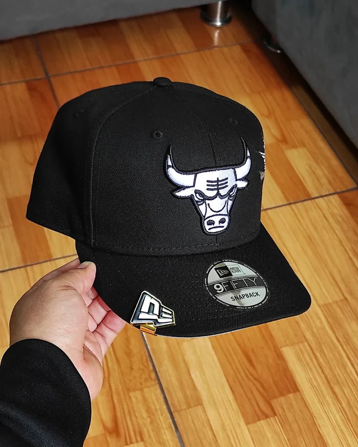 Chicago Bulls Gray Bottom City Art Side Patch New Era 9Fifty Snapback - Black/White