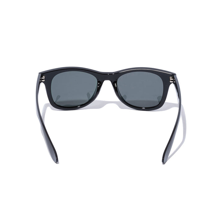 Gafas de sol Wellington con lentes cuadradas, montura negra brillante y lentes verde grisáceas NewEra