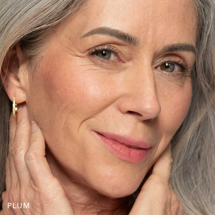 No Makeup Makeup – woman wearing plum blush on cheeks and lips, natural minimal makeup