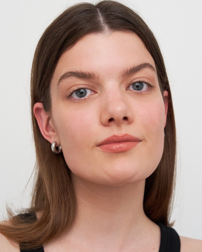 kess-lipstick-slimliner; peachy-nude: Anna trägt Peachy Nude