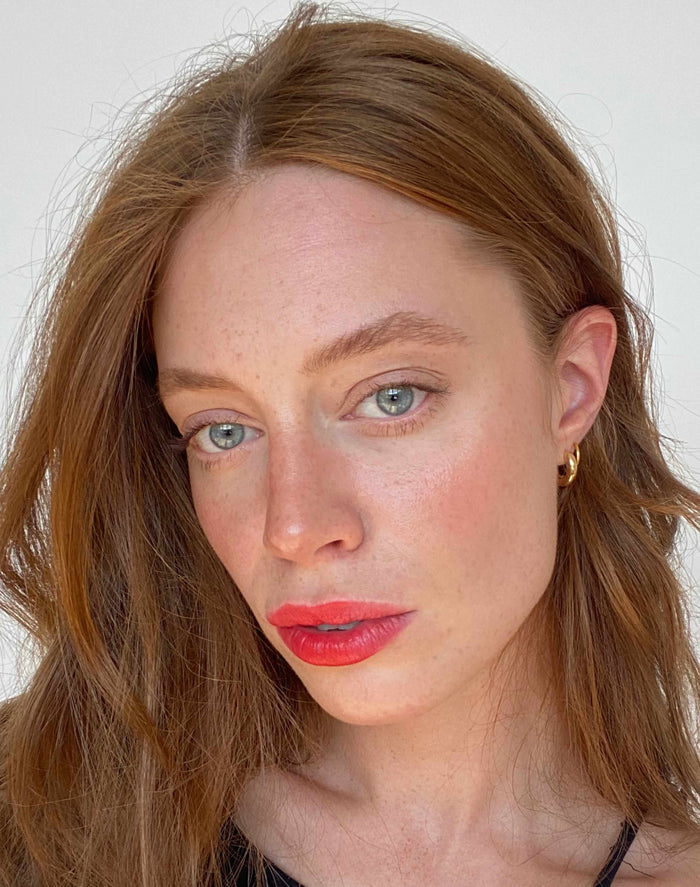 kess-lipstick-slimliner; poppy-red: Lisa trägt Poppy Red