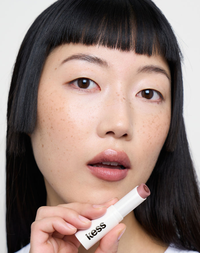triple-tint-lip-balm; Naked: Loo Loo trägt den Triple Tint Lip Balm in Naked