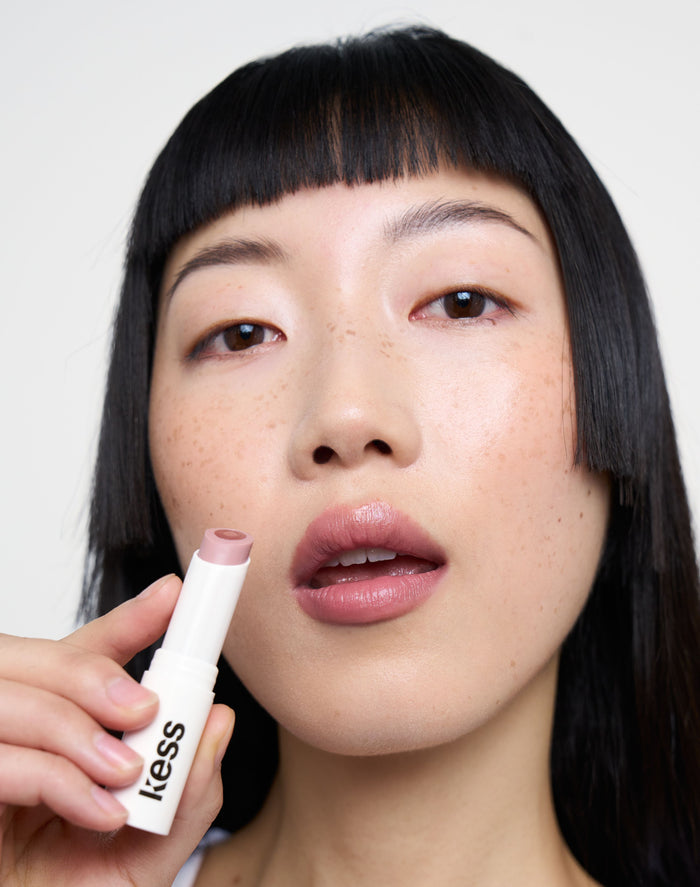 triple-tint-lip-balm; Nudie: Loo Loo trägt den Triple Tint Lip Balm in Nudie